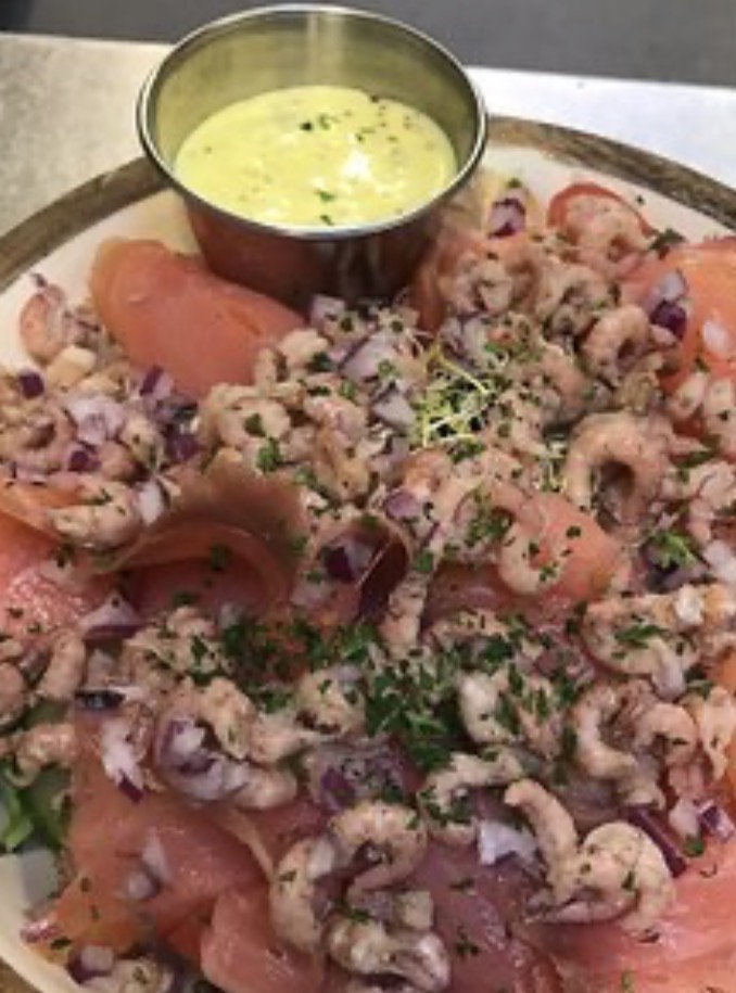 Slaatje grijze garnalen en zalm