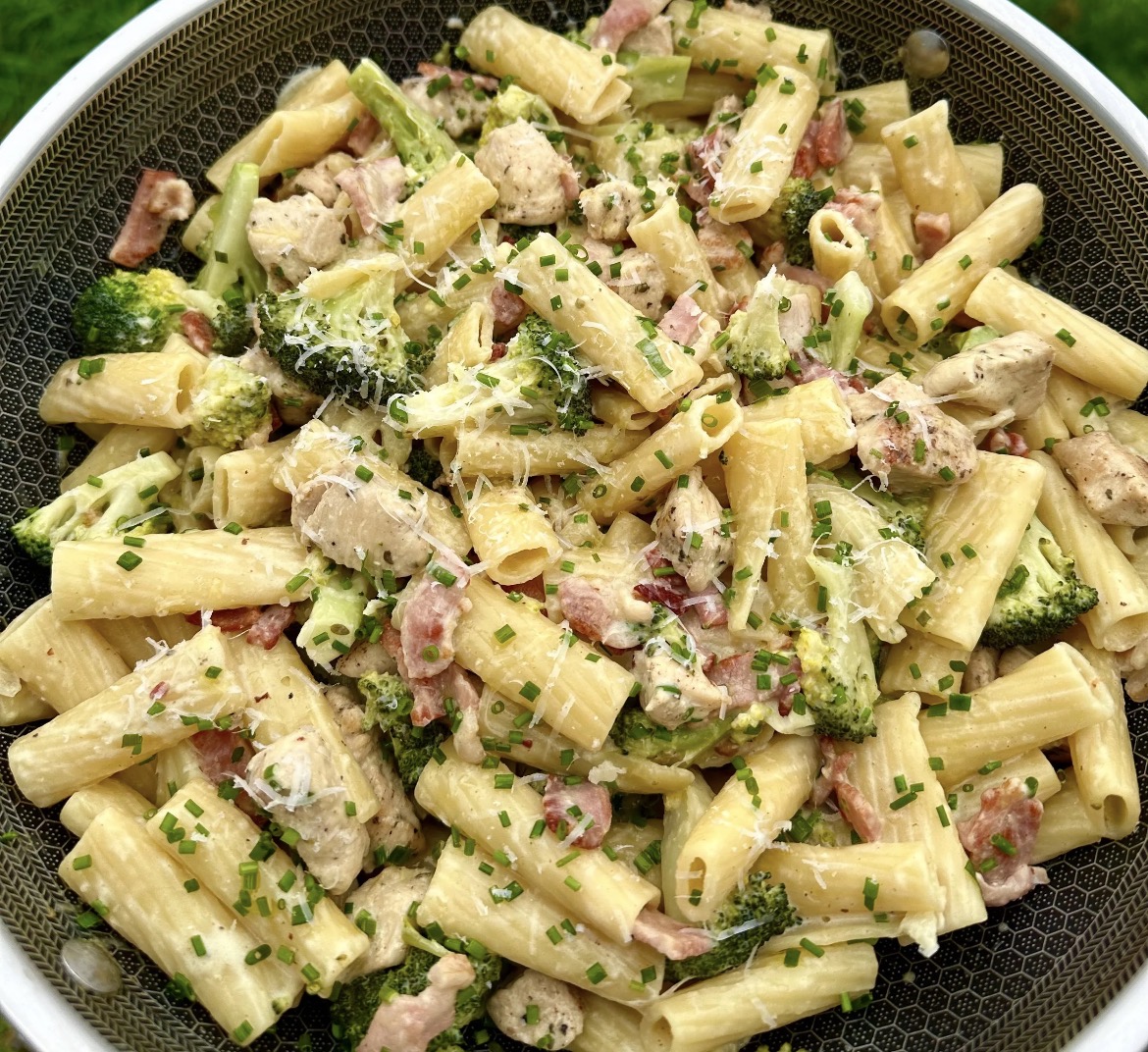 Penne met kip in boursinsaus en spek en broccoli