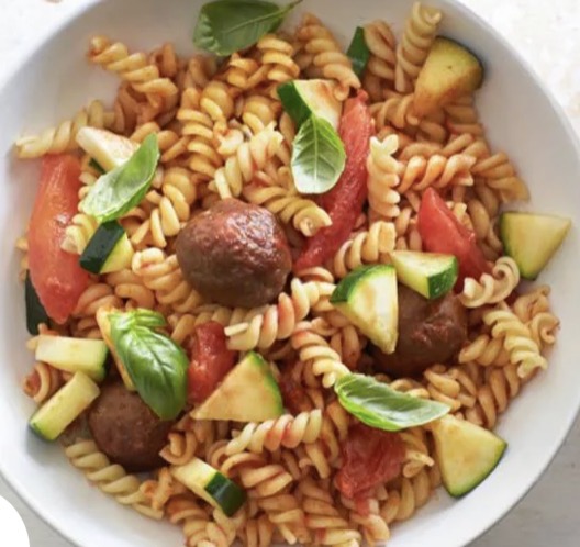 Krulletjes met gehaktballetjes en courgette 