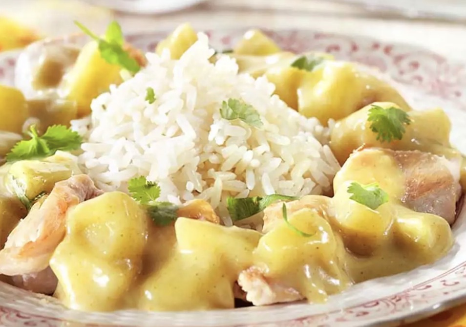 Kip met rijst in currysaus