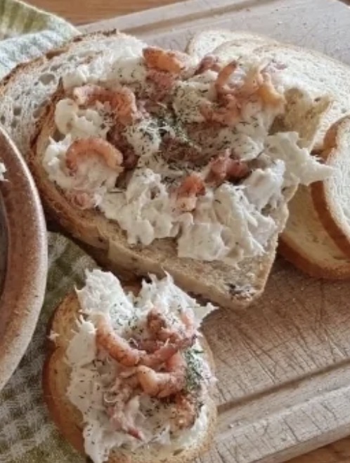 Belegd broodje noordzeesalade